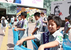 渋谷で115袋分のゴミ拾いを実施。子供達へサッカーボールを届ける