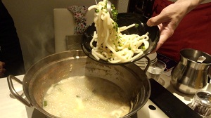 カルグクス（韓国の手切りうどん）を入れたり、ご飯を入れて雑炊にするのがオススメ。