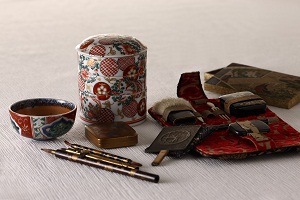 資料室では、江戸の化粧文化や、紅造りの道具、江戸末期から明治・大正期に使用された化粧道具などを展示