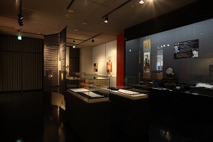 資料室では、江戸の化粧文化や、紅造りの道具、江戸末期から明治・大正期に使用された化粧道具などを展示
