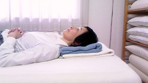 フェイスタオルを使った快眠ストレッチ法