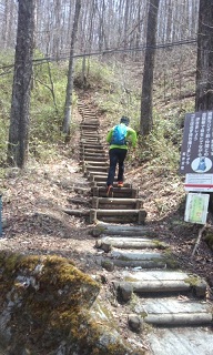 最初は専用車で峰の茶屋まで移動し、小浅間山の山頂（標高1665m）まで一気に駆け上がります。