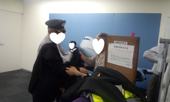 航空教室の前後は、機長さんや整備士さん、CAさん（こちらはお子様のみ）のコスプレ体験＆撮影ができます。