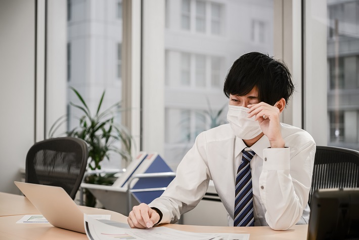 花粉症は年齢が高くなるほど症状が軽くなる!?　今取るべき花粉症対策とは？