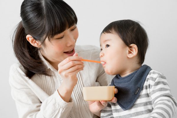 感染源は？ ママから子どもへの「口うつし」も危険？