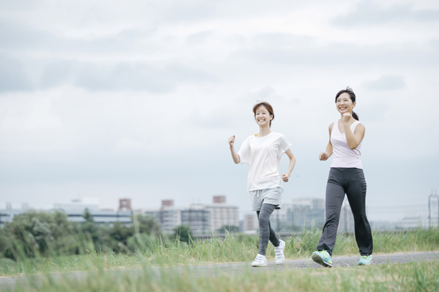 健康長寿を目指すなら、1日8000歩・20分の速歩き！