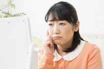 “片側顔面けいれん”は中年女性に多い？　その症状は？